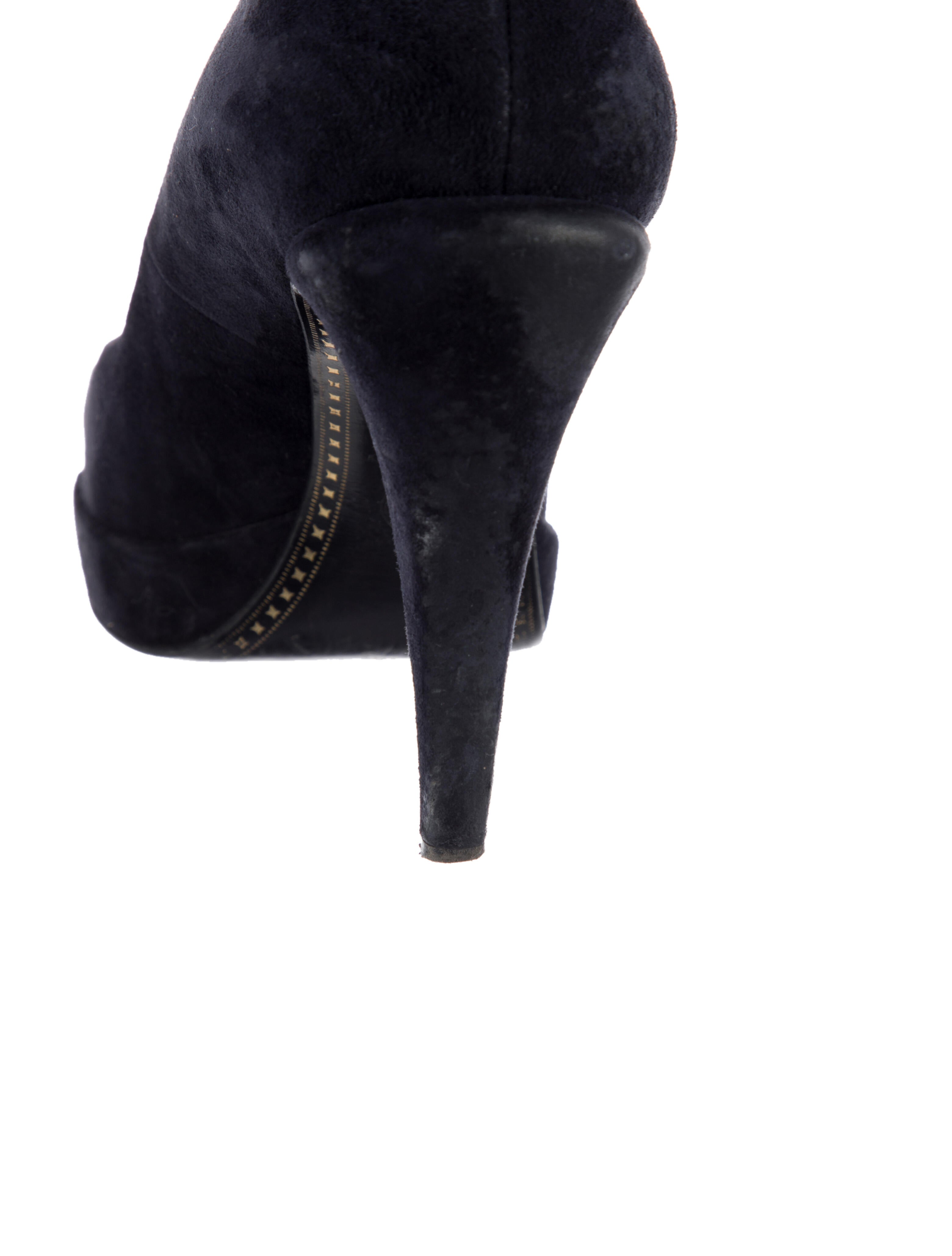 Chanel Interlocking CC Logo Suede Pumps